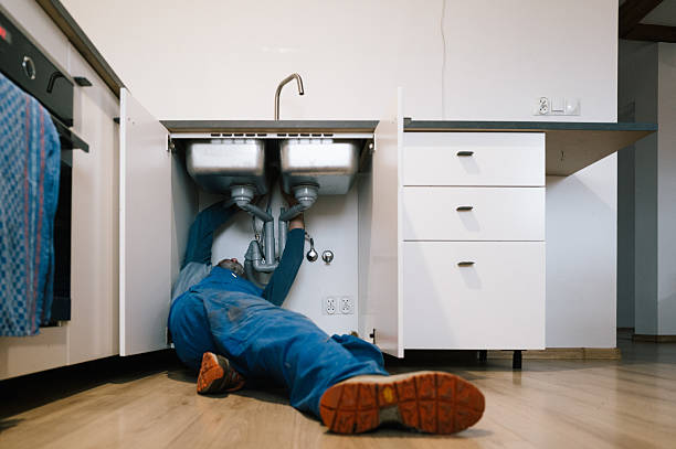 Professional Emergency Plumber technician working in Fowler, IN